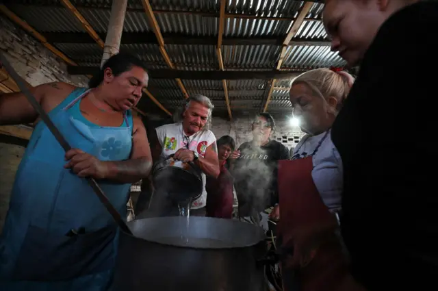 Mulheres cozinhandonovibet instagramum refeitório socialnovibet instagramVilla Fiorito, Buenos Aires 