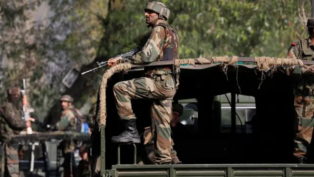 भारत प्रशासित कश्मीर के उड़ी में सेना के कैंप पर हमले के बाद वहां सुरक्षा व्यवस्था बढ़ा दी गई.