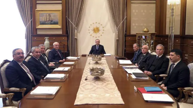Cumhurbaşkanlığı Yüksek İstişare Kurulu'nun 17 Şubat 2020'deki bir toplantısı.
Masanın etrafında oturanlar arasında Bülent Arınç, İsmail Kahraman, Cemil Çiçek, Köksal Toptan, Mehmet Ali Şahin, Yıldırım Akbulut, Fahrettin Altun, Hasan Doğan ve Metin Kıratlı yer alıyor. Toplantıya Cumhurbaşkanı Erdoğan başkanlık ediyor.