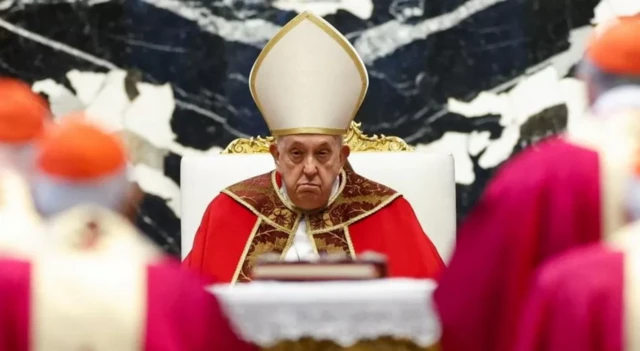 Papa Francisco durante cerimônia