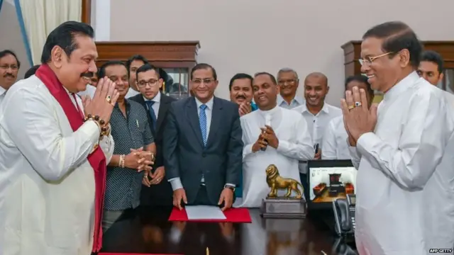 राजपक्षे और सिरीसेना, एक-दूसरे का अभिवादन करते हुए