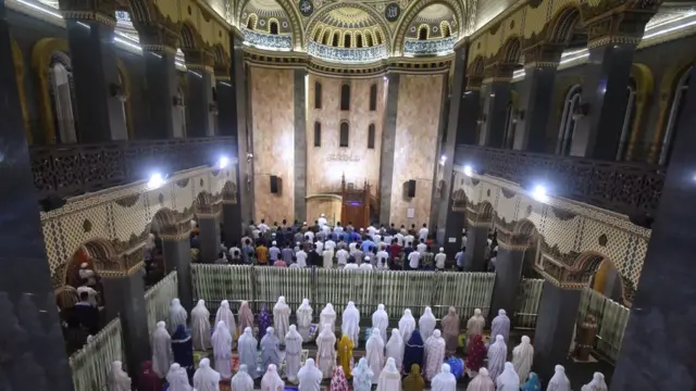 ساکنان اطراف مسجد در روستای کارانگان در استان جاوه شرقی اندونزی نماز تراویح را در ماه مبارک رمضان در مسجد جامع الحدایه که شبیه طرح معماری مسجد ایاصوفیه ترکیه است، به جای می آورند