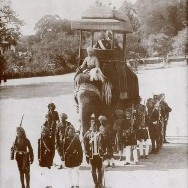 ఏనుగు అంబారీపై ఊరేగుతున్న రాజు. రక్షణగా ఉన్న ఆఫ్రికన్లు.