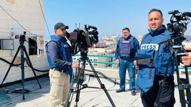 فريق بي بي سي أثناء التغطية المباشرة من مقر مكتب بي بي سي في مدينة غزة.