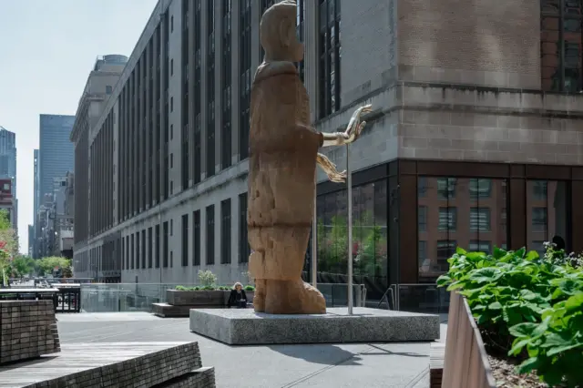 مجسمه‌ای از بودا که با الهام از تندیس‌های تاریخی بامیان افغانستان ساخته شده در پارک «های لاین» به نمایش درآمده است