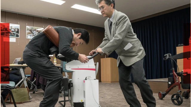 HUG robotunun insanları nasıl kaldırdığını gösteren bir fotoğraf 