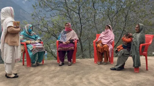 لیڈی ہیلتھ ورکر کشمیر میں