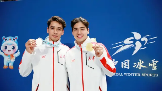 2023 年 4 月 2 日，在北京首都体育馆举行的全国短道速滑锦标赛第 3 比赛日的男子 1000 米决赛颁奖仪式上，代表天津队的银牌得主刘少林与金牌得主刘少昂合影