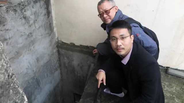 Luật sư Ngô Anh Tuấn (phía trước) và luật sư Đặng Đình Mạnh (phía sau) khảo sát thực tế.