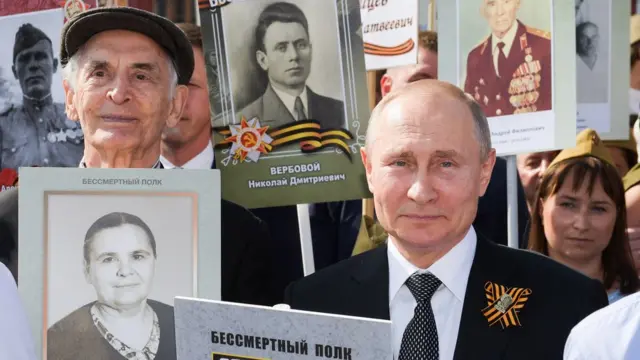 Василий Лановой во время акции "Бессмертный полк"