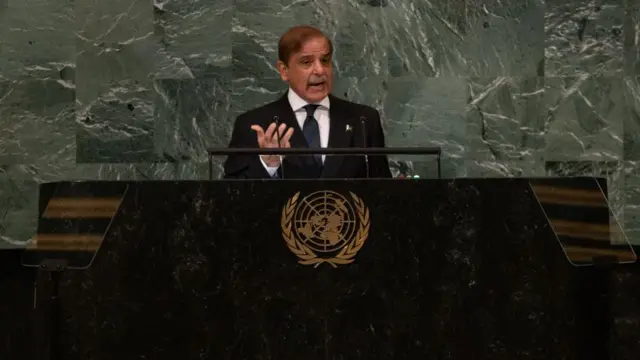  2022 में संयुक्त राष्ट्र महासभा में भाषण देते पाकिस्तान के प्रधानमंत्री शहबाज़ शरीफ़ 