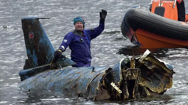 لاشهٔ هواپیمای بلو‌برد در سال ۲۰۰۱ از آب‌های کونیستون بیرون کشیده شد