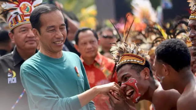 Presiden Joko Widodo menyalami peserta Papua Street Carnival di Jayapura, Papua, Jumat (7/7)