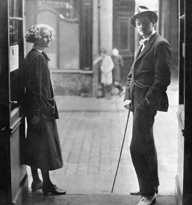 Sylvia Beach y James Joyce.