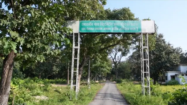 गांव की तरफ़ जाता रास्ता