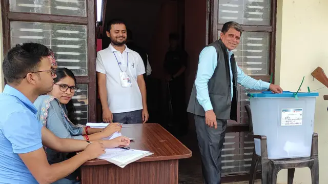 मतदान गर्दै एक व्यक्ति