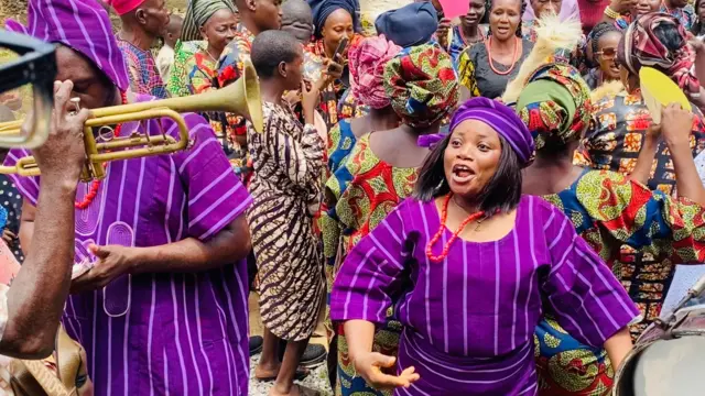 Biola Aderin n gbe oku jo pẹlu awọn akẹẹgbẹ rẹ