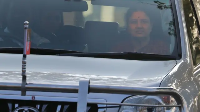 காருக்குள் சசிகலா