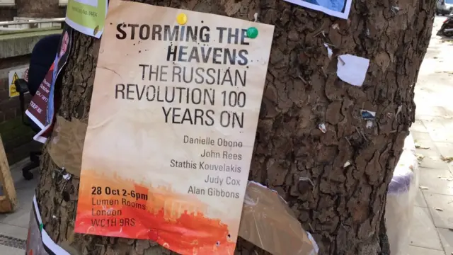 дерево в центре Лондона осенью 2017 года