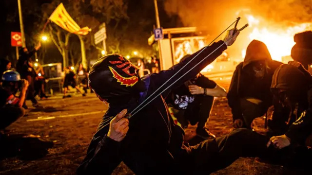 Un manifestante lanza una piedra durante una protesta en 2019.