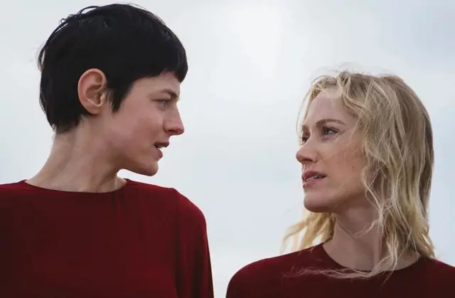 Un plan du film 100 Nights of Hero, avec les actrices Emma Corrin (à gauche) et Maika Monroe (à droite). 