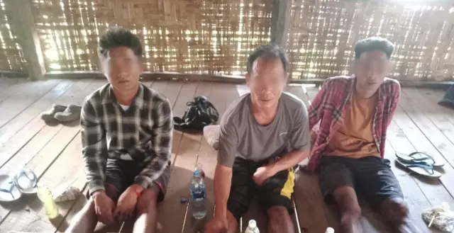 ဖယ်ခုံမှာ ထွက်ပြေးလာတဲ့ စစ်ကောင်စီတပ်ဖွဲ့ဝင်တွေလို့ဆို 