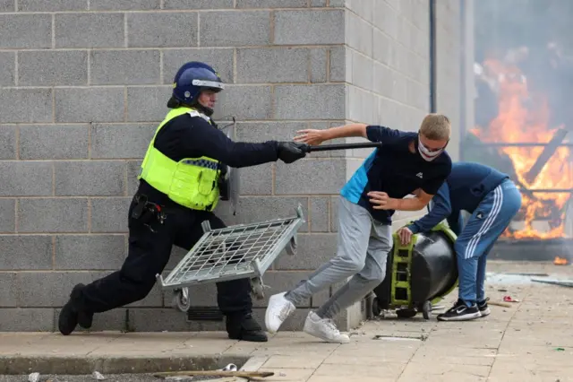 velika britanija, neredi u britaniji, nasilje u britaniji