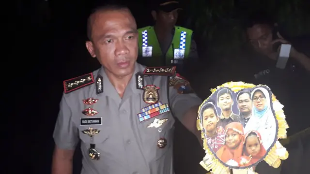 Kapolrestabes Surabaya Kombes Pol Rudi Setiawan menunjukkan foto keluarga Dita Supriyanto saat penggerebekan rumah terduga teroris di kawasan Wonorejo Asri, Rungkut, Surabaya, Jawa Timur, Minggu (13/5).