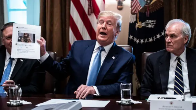 Le président Donald J. Trump présente un document contenant des tweets sur la sénatrice Ilhan Omar.