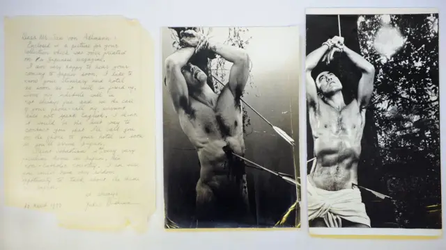 O escritor japonês Yukio Mishima em série de fotografias em que aparece como São Sebastião