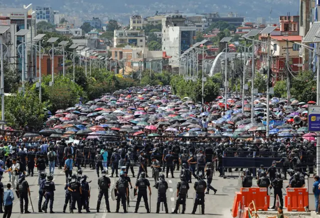 सयौँ शिक्षकहरुले काठमाण्डूमा बुधवार प्रदर्शन गरेका थिए 