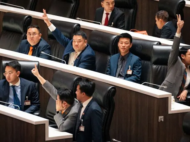 ประธาน สส. พรรคประชาชน ระบุไว้ว่า เรื่อง "เสียงแตก" เป็นวัฒนธรรมของพรรค แต่อีกวัฒนธรรมหนึ่งที่ชัดเจนเคือหากครั้งไหนใช้มติพรรค ทุกคนเคารพมติพรรค ครั้งไหนใช้การตัดสินใจของ กก.บห. ทุกคนเคารพการตัดสินใจ กก.บห.