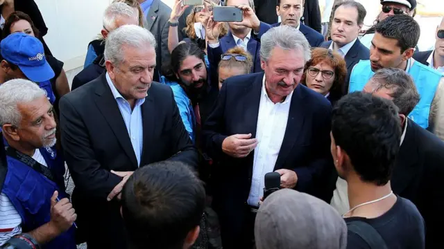 Жан Ассельборн беседует с мигрантами