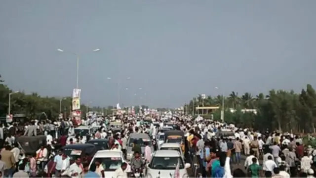 આંદોલનકારીઓ રસ્તા પર પ્રદર્શન કરી રહ્યા છે