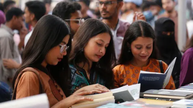 নির্ধারিত সময়ে বইমেলা শুরু না হওয়ায় পাঠকদের ওপর নেতিবাচক প্রভাব পড়তে পারে বলে আশঙ্কা করছেন লেখকরা