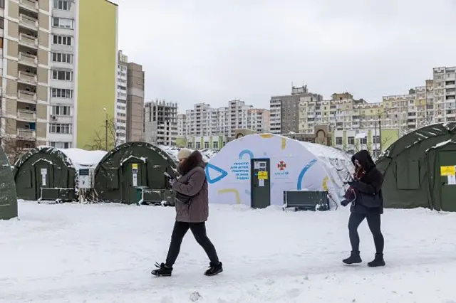 Намети на тлі багатоповерхівок та снігу