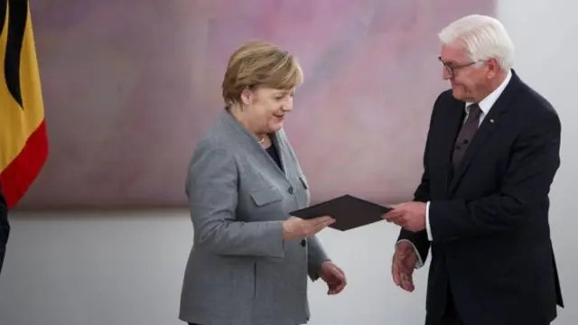 Бир ай мурун Штайнмайер убактылуу канцлерлик боюнча Меркелге уруксат берген.