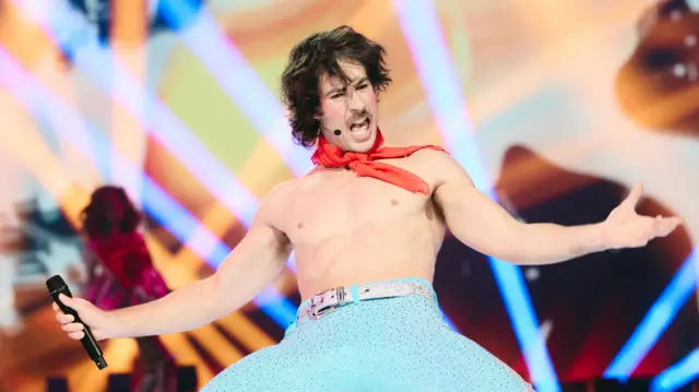 Аустралијски Го-Џо један је од 37 такмичара који се надају да ц́е подиц́и трофеј Евровизије у швајцарском Базелу, Евровизија, Песма Евровизије