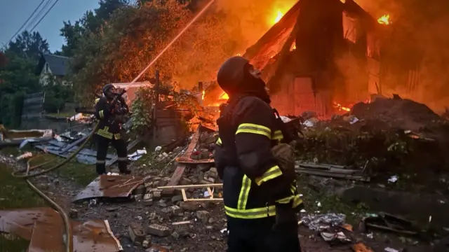 Рятувальники гасять пожежу на Київщині