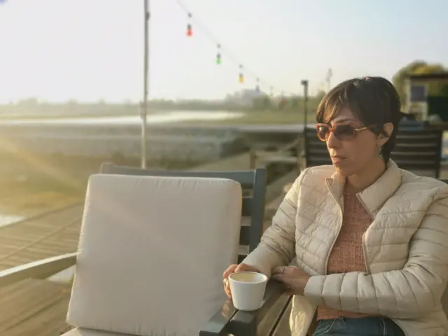 با کلاه گیسی که بیمارستان بهم داده بود