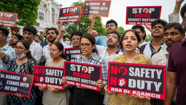 Para dokter memegang plakat bertuliskan 'No safety, no duty' sambil meneriakkan slogan-slogan selama demonstrasi terhadap pemerkosaan dan pembunuhan dokter peserta pelatihan pascasarjana.