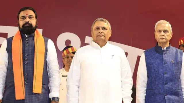 सम्राट चौधरी के साथ जनता दल (यूनाइटेड) के विजय कुमार चौधरी (बीच में) और बिजेंद्र प्रसाद यादव (दाएं) ने भी मंत्री पद की शपथ ली