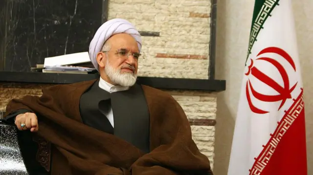 مهدی کروبی، رئیس سابق مجلس ایران و رهبر یکی از احزاب برجسته اصلاح‌طلب، در ۲۵ سپتامبر ۲۰۰۷ در تهران حین گوش دادن به خبرنگاران در یک مصاحبه دیده می‌شود. 