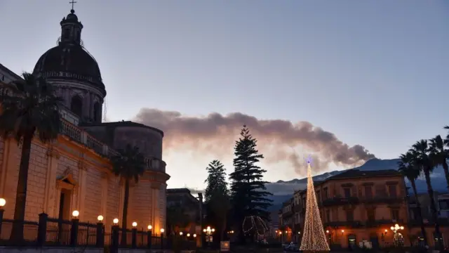 Когда над Этной курится дымок, это значит, что один из ее многочисленных боковых кратеров ожил или появился новый (на снимке - после землетрясения 2018 года с магнитудой 4,8