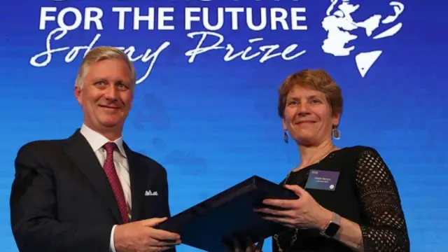 Carolyn Bertozzi recevant un prix en 2020.