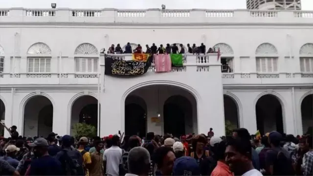 পতনের পর শ্রীলংকার প্রেসিডেন্টের প্রাসাদে জোর করে ঢুকে পড়ে হাজার হাজার বিক্ষুব্ধ জনতা।