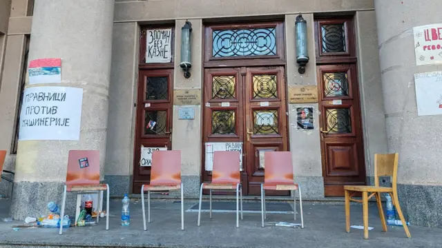 Stolice ispred Pravnog fakulteta