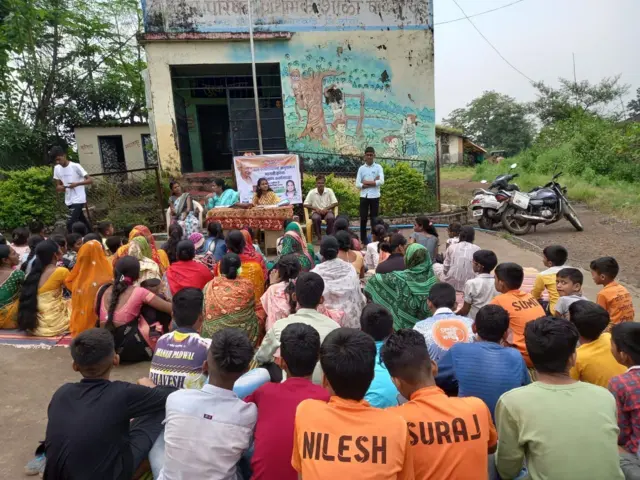 कविता ग्रामस्थांसोबत