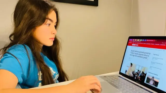 Caity Cutter lit l'article sur le site de BBC News