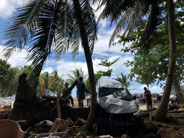 Tsunami Selat Sunda Dalam ketakutan warga mulai membongkar